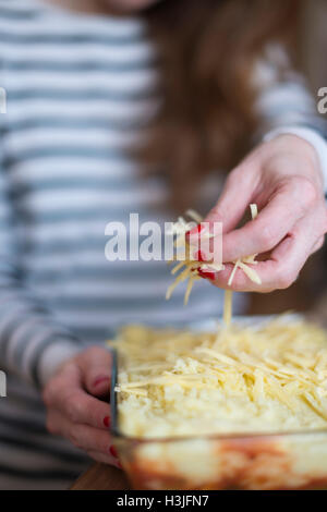 Une femme préparant un hachis parmentier végétarien. Banque D'Images
