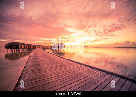 Maison de vacances tropical incroyable paysage. Maison de vacances Luxury Travel concept d'arrière-plan. De soleil colorés aux Maldives. Banque D'Images