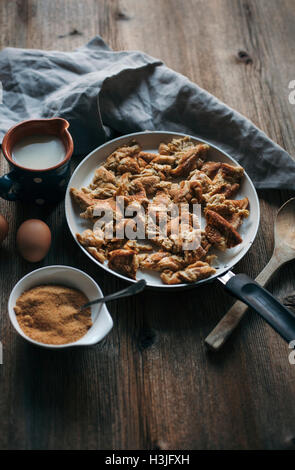 Kaiserschmarrn ou râpé dans une poêle à crêpes sur une table en bois rustique Banque D'Images