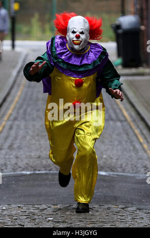 Modèle posés par une personne portant un costume clown dans une rue de Liverpool. La "killer clown" craze a continué de se propager à travers le Royaume-Uni avec un travail portant sur 14 rapports de 24 heures. Banque D'Images