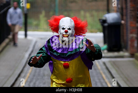 Modèle posés par une personne portant un costume clown dans une rue de Liverpool. Le 'clown' craze a continué de se propager à travers le Royaume-Uni avec un travail portant sur 14 rapports de 24 heures. Banque D'Images
