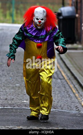 Modèle posés par une personne portant un costume clown dans une rue de Liverpool. Le 'clown' craze a continué de se propager à travers le Royaume-Uni avec un travail portant sur 14 rapports de 24 heures. Banque D'Images