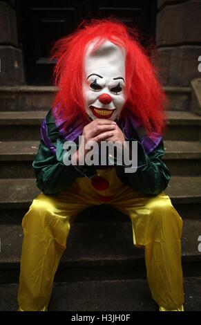 Modèle posés par une personne portant un costume clown dans une rue de Liverpool. La "killer clown" craze a continué de se propager à travers le Royaume-Uni avec un travail portant sur 14 rapports de 24 heures. Banque D'Images