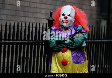 Modèle posés par une personne portant un costume clown dans une rue de Liverpool. La "killer clown" craze a continué de se propager à travers le Royaume-Uni avec un travail portant sur 14 rapports de 24 heures. Banque D'Images