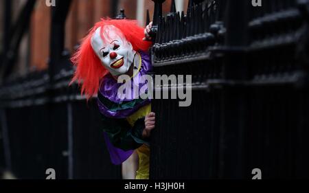 POSÉ PAR LE MANNEQUIN Une personne portant un costume de clown dans une rue à Liverpool.La folie meurtrière du clown a continué de se propager à travers le Royaume-Uni avec une force traitant 14 rapports en 24 heures. Banque D'Images