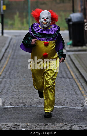 Modèle posés par une personne portant un costume clown dans une rue de Liverpool. Le 'clown' craze a continué de se propager à travers le Royaume-Uni avec un travail portant sur 14 rapports de 24 heures. Banque D'Images
