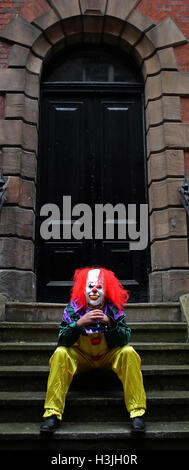 Modèle posés par une personne portant un costume clown dans une rue de Liverpool. Le 'clown' craze a continué de se propager à travers le Royaume-Uni avec un travail portant sur 14 rapports de 24 heures. Banque D'Images