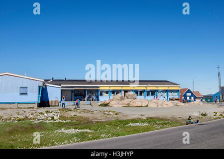 Une école primaire avec les enfants jouer dehors à Ilulissat (glacier Jakobshavn), Qaasuitsup, l'ouest du Groenland Banque D'Images