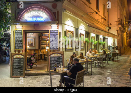 Un bar/restaurant dans le vieux Séville. Il y a beaucoup de tels établissements dans la vieille ville. Banque D'Images