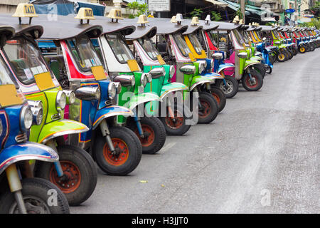 Rangée de Tuk Tuks à Bangkok, Thaïlande Banque D'Images