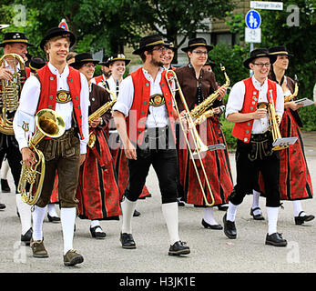 Garching, Allemagne. 3 juillet, 2016.Groupe en costume traditionnel bavarois au défilé des clubs, associations et groupes Banque D'Images