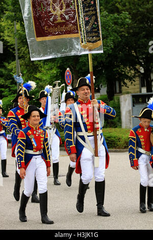 Garching, Allemagne. 03 juillet, 2016. La bande à Schlosspfeiffer Schleissheimer le traditionnel défilé de clubs et groupes Banque D'Images