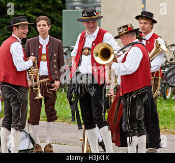 Garching, Allemagne. 3 juillet, 2016.Groupe en costume traditionnel bavarois à la parade de clubs, groupes et associations dans Garchin Banque D'Images