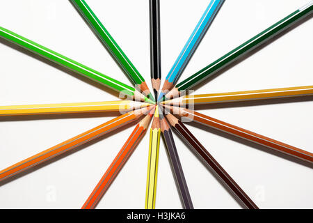 Crayons de couleur et sharp en cercle Banque D'Images