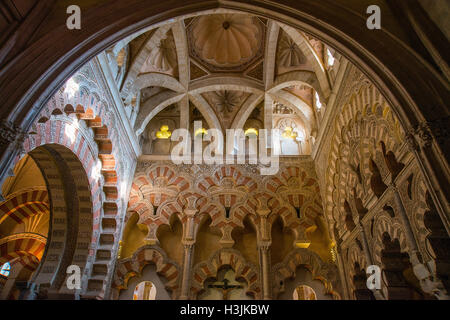 Coupole et arches arabes. Mosque-Cathedral, Cordoba, Espagne. Banque D'Images