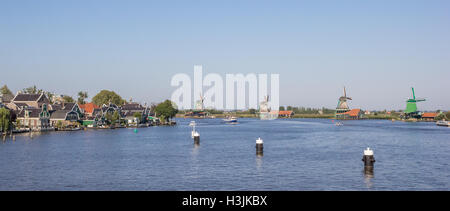 Panorama de la rivière Zaan avec moulins à vent historiques au Zaanse Schans, Holland Banque D'Images
