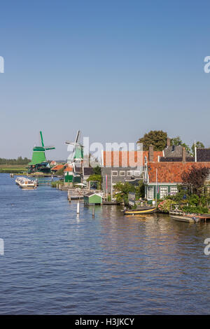 Les maisons historiques et les moulins à vent à la rivière Zaan à Zaanse, Pays-Bas Banque D'Images