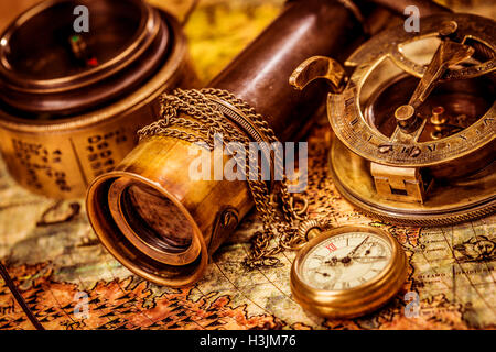 Vintage still life. Vintage loupe se trouve sur une ancienne carte du monde en 1565. Banque D'Images