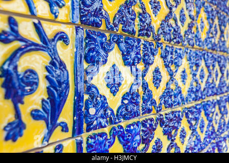 Détails de l'ancien portugais typiques mur (azulejos) sur l'extérieur de l'immeuble dans la ville de Lisbonne, Portugal Banque D'Images