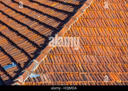 Vue détaillée des toits de tuiles orange dans la vieille ville de Porto, Portugal Banque D'Images