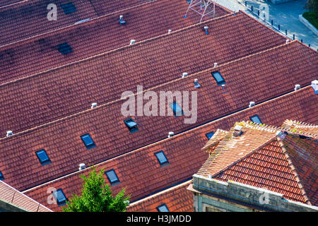 Vue détaillée des toits de tuiles orange dans la vieille ville de Porto, Portugal Banque D'Images