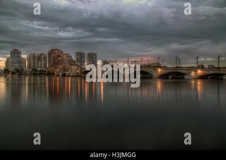 Vue de la ville de West Palm Beach de Palm Beach, Floride Banque D'Images