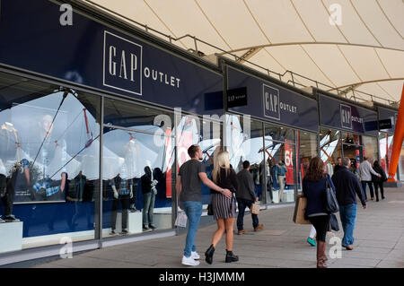 Vêtements de mode gap outlet shop à ashford designer fashion outlet complex comté de Kent uk octobre 2016 Banque D'Images