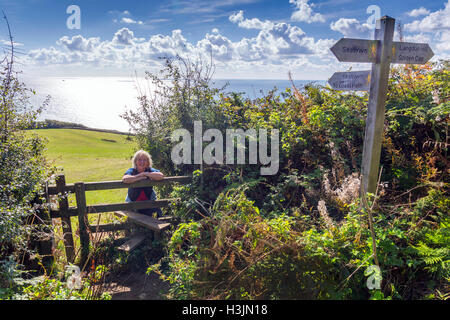 Le sentier à Golden Cap au bord de Langdon Woods au-dessus de Seatown, Dorset, England, UK Banque D'Images