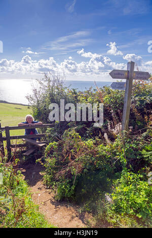 Le sentier à Golden Cap au bord de Langdon Woods au-dessus de Seatown, Dorset, England, UK Banque D'Images