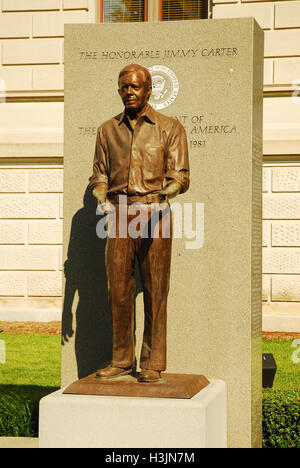 Une statue de Jimmy Carter se trouve à l'extérieur du Georgia State Capitol Building Banque D'Images