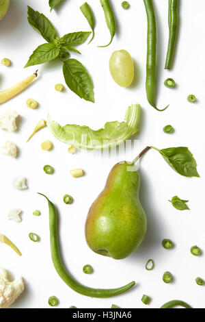 Collection de légumes verts et de fruits sur fond blanc Banque D'Images