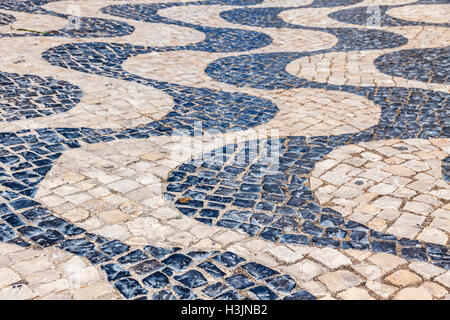 À motifs noir et blanc carreaux de pavage dans la ville de Lisbonne, Portugal Banque D'Images