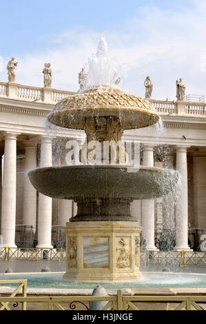 Fontaine du Bernin de Piazza San Pietro à la Cité du Vatican Banque D'Images