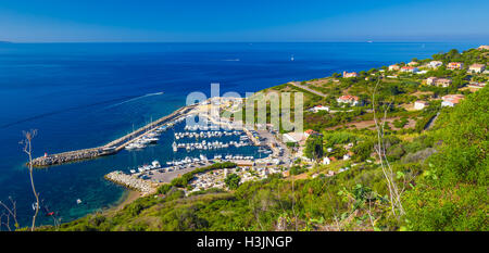 Port avec bateaux disponibles dans la région de Cargèse ville sur la route D81, Corse, France Banque D'Images
