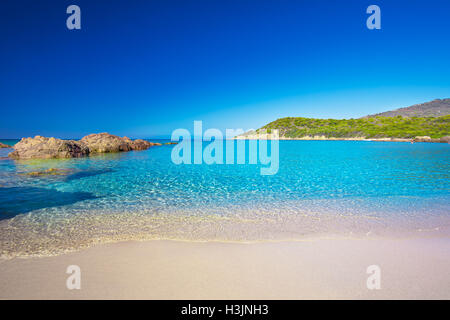 Belle plage de sable avec rochers et tourquise l'eau claire à proximité de Cargese, Corse, France, Europe. Banque D'Images