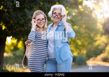 Deux jolies femmes heureux souriant et serrant. Banque D'Images