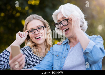 Deux belles femmes en tenant. selfies Banque D'Images