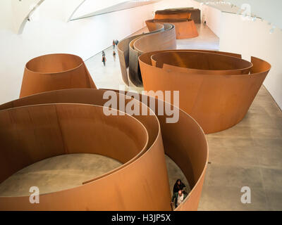 Vue générale des sculptures de Richard Serra en chambre Musée Guggenheim Bilbao Banque D'Images