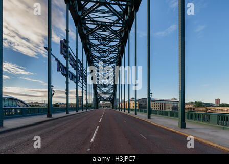 Le Tyne Bridge est un passage à travers le pont de la rivière Tyne dans le nord-est de l'Angleterre, reliant Newcastle upon Tyne et Gateshead. Banque D'Images