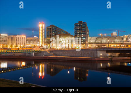 Haputbahnhof Berlin (gare centrale) et de la rivière Spree, au crépuscule Banque D'Images