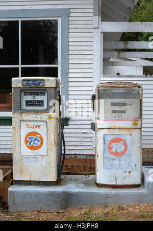 USA, Washington, San Juan Islands, Orcas Island, l'ancien gaz pompes en avant du magasin historique Olga Olga à Washington. Banque D'Images