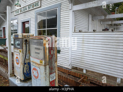 USA, Washington, San Juan Islands, Orcas Island, l'ancien gaz pompes et l'avant du magasin historique Olga Olga à Washington. Banque D'Images