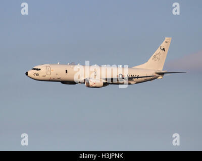 La technologie avancée dans la guerre moderne. Boeing P-8A Poseidon les aéronefs de patrouille maritime de la marine des États-Unis en vol Banque D'Images