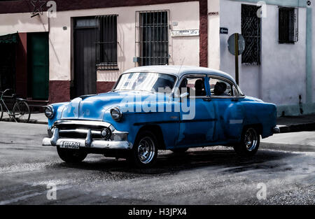 Les conducteurs de voitures cubaines les rues de Cardenas, province de Matanzas, Cuba Banque D'Images