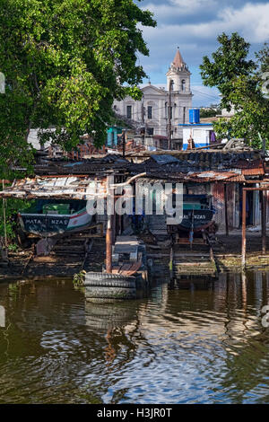 Des cabanes en bateau sur le rio de la rivière Yumurí, soutenu par l église de San Pedro Apostol Église, Matanzas, Cuba Banque D'Images