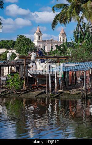 Des cabanes en bateau sur le rio de la rivière Yumurí, soutenu par l église de San Pedro Apostol Église, Matanzas, Cuba Banque D'Images