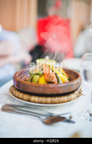 La cuisine marocaine au souk de Marrakech. Tajine de légumes, colorée et épicée repas ethniques Banque D'Images