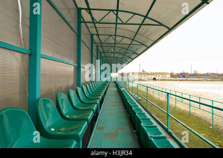 Des rangées de sièges dans un stade vide. Sièges vert dans le stade. Banque D'Images