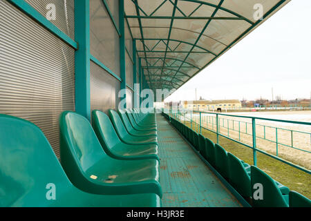 Des rangées de sièges dans un stade vide. Sièges vert dans le stade. Banque D'Images