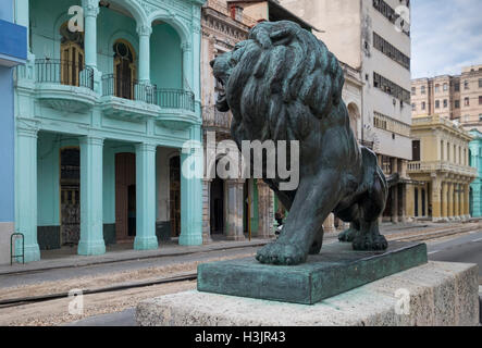 Statue de Lion en bronze et Portico bâtiments sur le Paseo del Prado, Centro Habana, La Havane, Cuba Banque D'Images